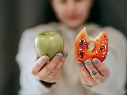 Também é essencial olhar para o ambiente. Se a única opção disponível é ultraprocessada, a chance de exagero é maior. Pequenas mudanças, como incluir alimentos mais naturais quando possível e não usar comida como única fonte de prazer, fazem diferença. Prazer também pode vir de conversa, descanso, movimento, contato com a natureza, espiritualidade, criatividade