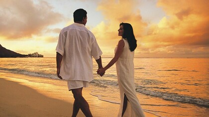 Una pareja paseando junto al mar