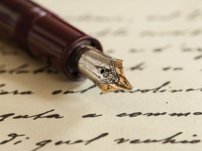 Lo scrittore utilizza la scrittura come principale strumento di comunicazione