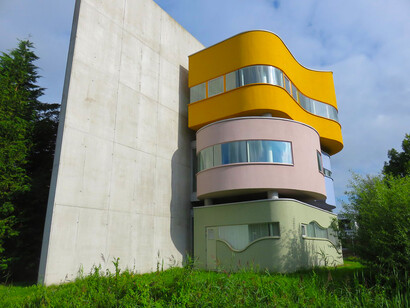 The interplay of light and shadow on Wall House II’s textured concrete facade in Groningen highlights its sculptural quality