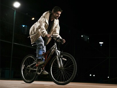 Pedalava tentando encontrar uma trilha sonora que coubesse naquele momento. Talvez uma trilha de algum filme épico. Conan, o Bárbaro? O Último dos Moicanos? Ou, quem sabe, alguma banda de Heavy Metal, Punk Rock? As opções eram inúmeras. O jovem tinha bom gosto musical e também gostava de filmes de terror, mistério e ficção. Seu pai, antes de sua mãe falecer, tinha passado muitas referências musicais e cinematográficas para o filho. E o rapaz levava essas referências para a vida