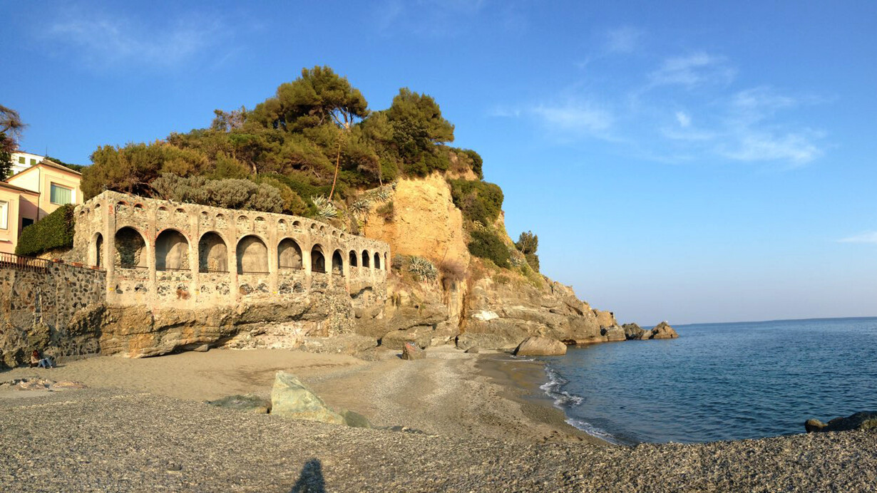 Albissola Marina es un municipio situado en el territorio de la Provincia de Savona, en Liguria, Italia