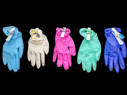 Unico mezzo di prevenzione sembra essere il distanziamento sociale, ossia l’interruzione temporanea della maggior parte dei contatti che avvengono tra le persone