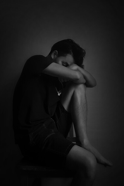 Un hombre encorvado sobre sí mismo