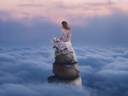 Mujer sobre las nubes