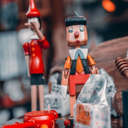 Le sue avventure sono state pubblicate in circa 260 lingue e il libro è entrato tra i più venduti di sempre