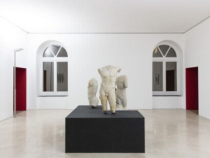 Robert Mapplethorpe. Coreografia per una mostra / Choreography for an Exhibition. Veduta della mostra al Madre · museo d'arte contemporanea Donnaregina, Napoli. Photo © Amedeo Benestante. All works copyright © Robert Mapplethorpe Foundation.