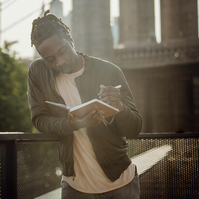 Escritor. Viajar é percorrer, experimentar, narrar ou improvisar estórias, gerar atenções e vaidosamente ter a ousadia de vencer o muro do medo à exposição pública