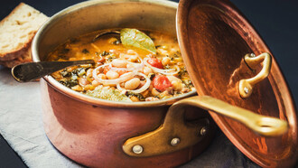 Tipica zuppa toscana servita con fette di pane