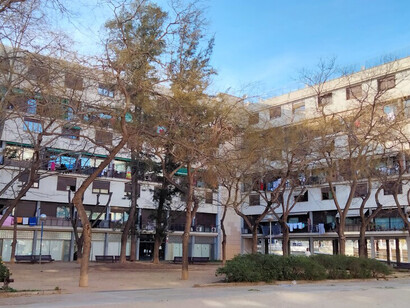 Los historiadores han destacado que en la Casa Bloc se ponen en práctica materias como la racionalidad constructiva, la economía de medios, el análisis higienista y de asoleo de la construcción, la distribución racional de las funciones diurnas y nocturnas, y los espacios de relación comunales. Barcelona, España