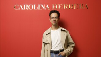 O baiano nascido em Irecê, fez de São Paulo seu lar e se considera um paulista de alma e coração. Aos 25 anos, o menino introvertido deu lugar a uma versão mais comunicativa para dar vida à sua paixão: produzir moda