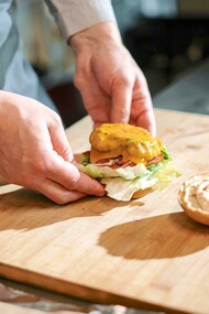 Chef montando hambúrguer