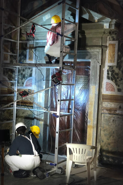 Cantiere didattico nella Basilica di San Vitale a Roma, restauro di un portale lapideo