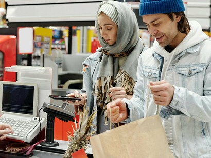 Casal em supermercado. Mas não nos contaram que existe uma solidão a dois — e que ela dói mais do que qualquer noite fria sem abraço. Te contaram? Hum, sei





 
