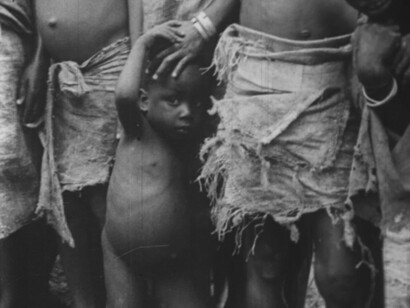 Captura de The Right to Survive. Este documental mostró la labor de Naciones Unidas llevando alimento y esperanza a comunidades asediadas por el apartheid