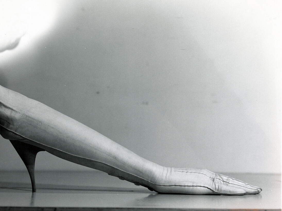 Birgit Jürgenssen, Ohne Titel, 1977 SW-Fotografie © Estate of Birgit Jürgenssen  Bildrecht, Wien, 2015  Sammlung Verbund, Wien