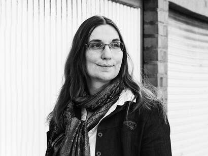 Christelle Dabos. Éternellement accompagnée de sa fidèle écharpe et de ses gants de liseuse, l’héroïne devra faire face à de terribles épreuves, dans un monde qu’elle ne connaît pas