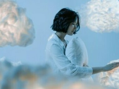 Elle veut toucher les nuages ​​et atteindre le ciel, mais elle sait que cela n'arrivera que dans ses rêves et pas dans la réalité