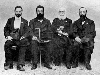 Nahum Sokolow, Theodor Herzl, Max Nordau y David Wolffsohn en el Primer Congreso Sionista