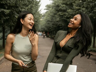 Ao contrário da escuta passiva, onde ouvimos por ouvir — muitas vezes já formulando nossa resposta antes mesmo do outro terminar —, a escuta ativa implica estar inteiro na conversa. É uma escuta com o corpo, com o coração e com a mente