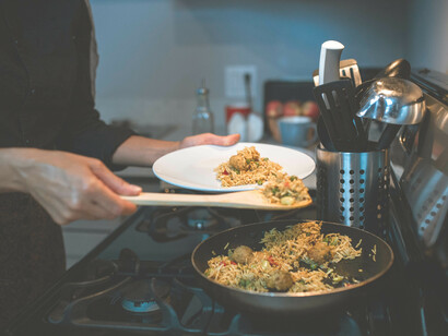 Biryani di pollo. Anche a colazione si può notare la diversità culturale, che si accentua per il pranzo o la cena, quando, non di rado si possono vedere portate di tre cucine diverse: pasta al ragù, biryani di pollo, e riso fritto saltato