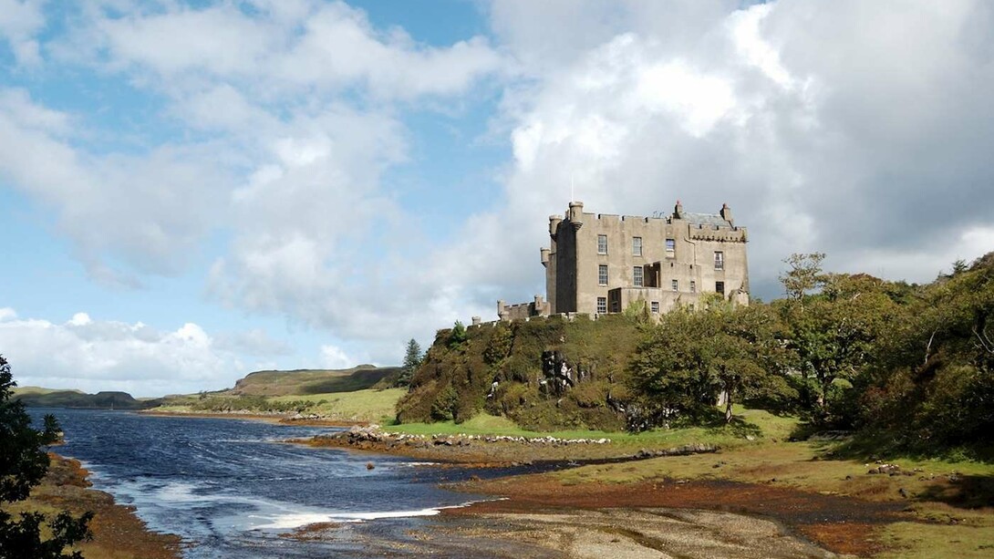 I panorami incantati dell’isola di Skye, la più grande dell’arcipelago delle Ebridi, sembrano volti antichi fatalmente sfuggiti al bisturi dell’uomo e all’usura del tempo