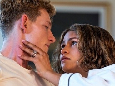 Josh O'Connor e Zendaya in una scena del film. Josh O'Connor è noto per il suo ruolo di Principe Carlo nella serie The Crown, per cui ha vinto un Emmy. In Challengers, interpreta un tennista di nome Patrick, coinvolto nel triangolo amoroso centrale del film. La sua esperienza in ruoli drammatici e complessi lo ha reso una scelta ideale per portare profondità emotiva al suo personaggio