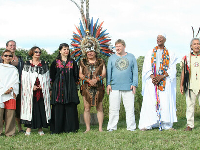 Chamanes de varias culturas en las enseñanzas chamánicas.Los chamanes son (de izquierda a derecha): Ayako Goh de Singapur, el maestro de Haka Klaus Wintersteller, el matakita maorí Wai Turoa Morgan, la judía Orna Ralston, el indio azteca Nopaltzin, el chamán siberiano Ahamkara, el sangoma afrocubano Elliott Rivera, el jefe norteamericano y curandero bailando trueno, Holanda