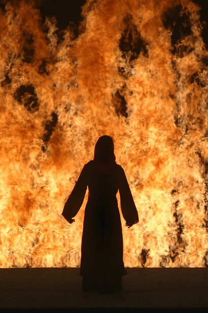 Bill Viola, Fire Woman, 2005, Color High-Definition video projection; four channels of sound with subwoofer (4.1), Projected image size. 19 ft x 10 ft 8 in. (5.8 x 3.25 m), 11.12 minutes, Performer Robin Bonaccorsi © Kira Perov, courtesy Bill Viola Studio
