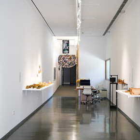 Varios artistas, Corpus. Notas sobre escultura, movimiento y performatividad, vista de exhibición. Cortesía de la galería Alarcón Criado