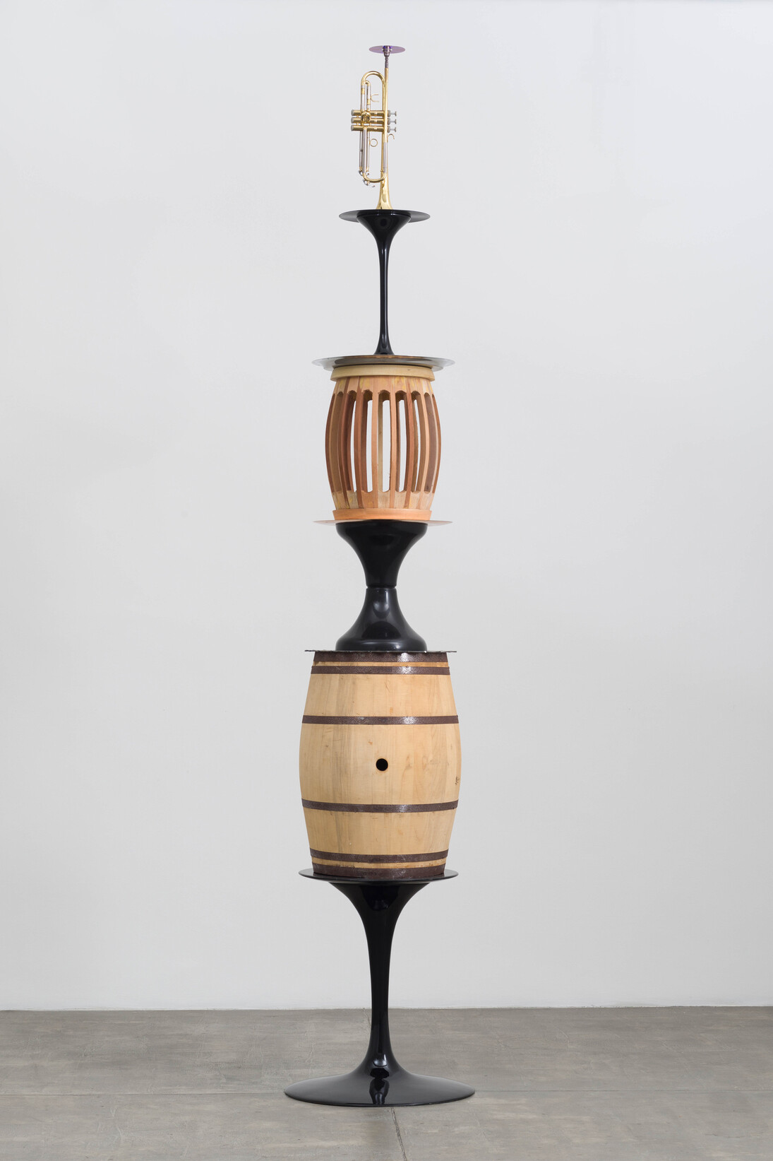 Rodrigo Matheus, Flauta, 2015, Bases de mesa, barril, lâmina, granito, prato de bateria, banco de plástico, tambor de madeira, bandeja, LP, trompete, CD, 345 x 50 x 50 cm. Photo: Eduardo Ortega. Cortesia Galeria Fortes Vilaça