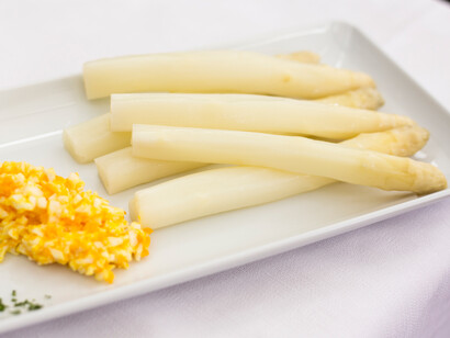 Ricetta con gli asparagi bianchi e le uova tradizionale di Bassano del Grappa, Italia