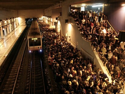 Una multitud se agolpa en el andén de una estación de metro