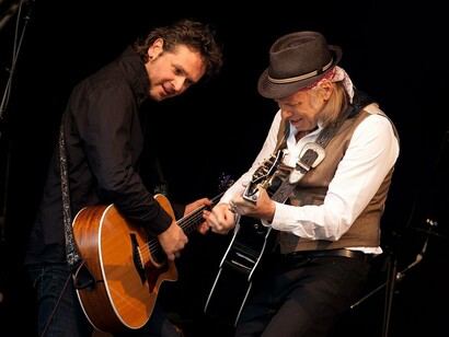 Elliott Murphy con el guitarrista Olivier Durand durante una actuación en directo