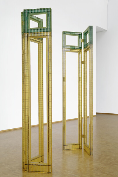 Isa Genzken, „Venedig“, 1993, 2 parts, epoxy resin, steel each 350x99x65 cm, Museum Ludwig Köln, courtesy Galerie Buchholz/VG Bild-Kunst, Bonn 2023, foto:  ©  Rheinisches Bildarchiv Köln. Courtesy Neue Nationalgalerie, Berlin


