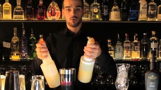 Un maestro coctelero preparando combinados con ron