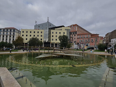 Largo Martim Moniz, a multicultural square in Lisbon, reflects the city’s diversity, housing communities from countries like India, Bangladesh, and China. This vibrant area has become a focal point for both cultural exchange and social tensions, highlighting the challenges immigrant communities face in Portugal