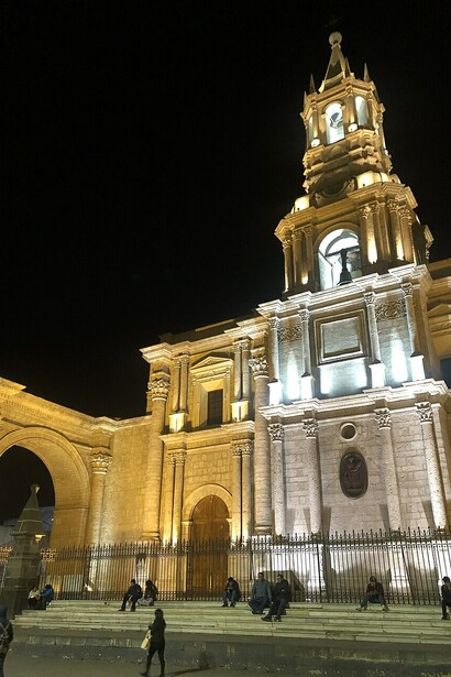 En sus torres, alguna vez ocupadas por manifestantes en la rebelión de 1950, aún resuena el eco de quienes desafiaron al régimen de Odría desde el corazón de la ciudad