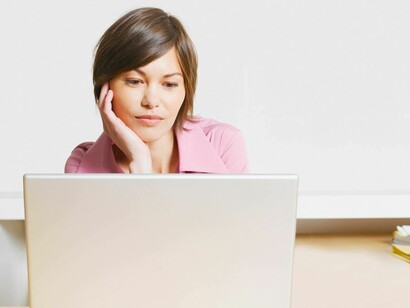 Una mujer trabajando con su ordenador