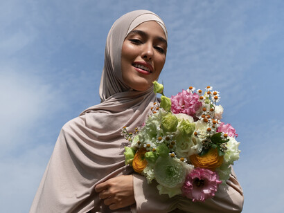 Un visage serein qui incarne la résistance et la beauté de la femme libérée, épanouie dans son authenticité