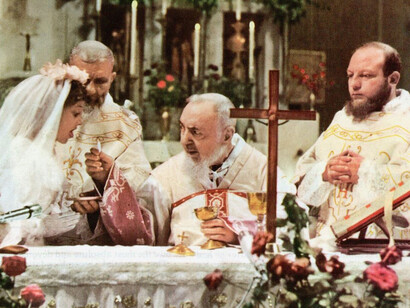 Padre Pio celebra un matrimonio