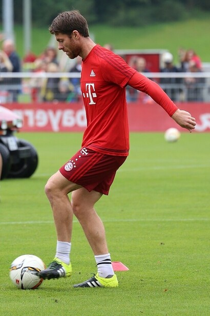 Rinomato per la sua precisione nei passaggi lunghi, Xabi Alonso era in grado di lanciare la palla da una metà campo all'altra con estrema facilità, spesso creando occasioni decisive per la sua squadra