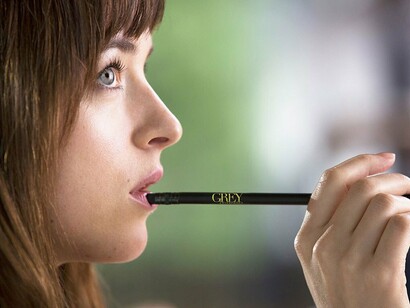 Dakota Johnson es Anastasia Steele en «50 sombras de Grey»
