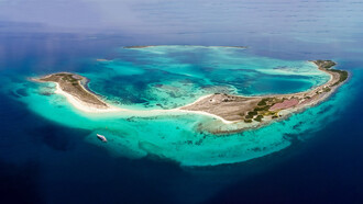 El Parque Nacional de Los Roques es un archipiélago venezolano situado en el mar Caribe, a unos 160 kilómetros al norte de la capital, Caracas
