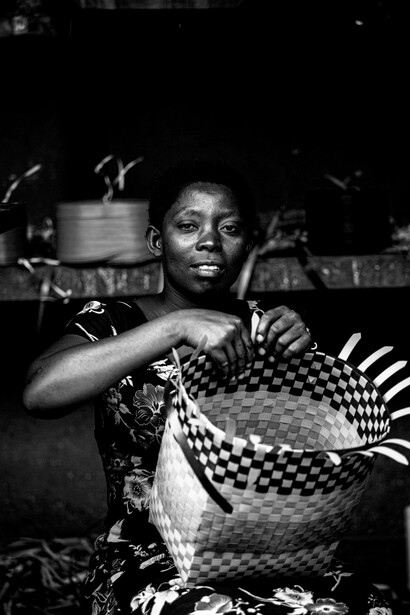 Fibre de raphia : de la récolte à la transformation, un processus ancestral et durable
