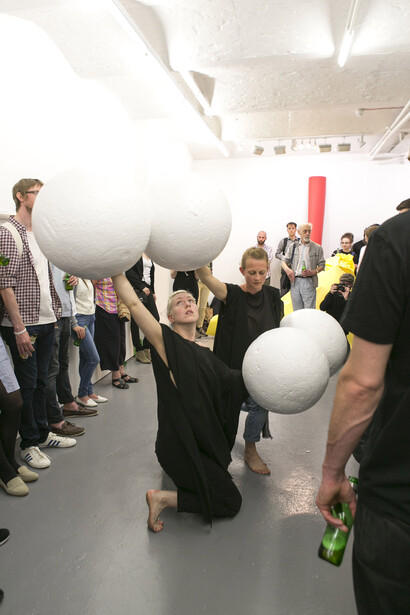 'perFORMa' opening night | Performance by Florence Peake