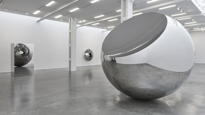 Anish Kapoor, Newborn, 2019. Stainless steel, 300 x 300 x 300 cm. Photograph: Mark Waldhauser ©Anish Kapoor. All Rights Reserved SIAE, 2023. Courtesy of Fondazione Palazzo Strozzi
