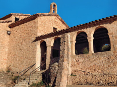 Fotografía: Óscar Farrerons Vidal. La iglesia de Nuestra Señora de Farners es una ermita construida a los pies del castillo de Farners, Las Guillerías, Catalunya. España