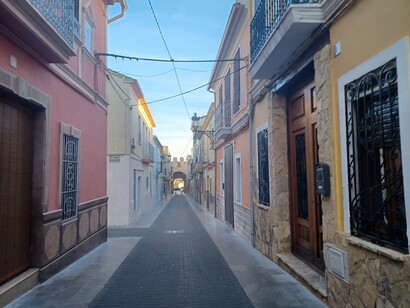 El agresor se cubre el rostro con una braga y asalta a sus víctimas en portales. Allí, empleando violencia física e intimidación verbal. El Portal de Valencia en las murallas de Benisanó, Valencia, España