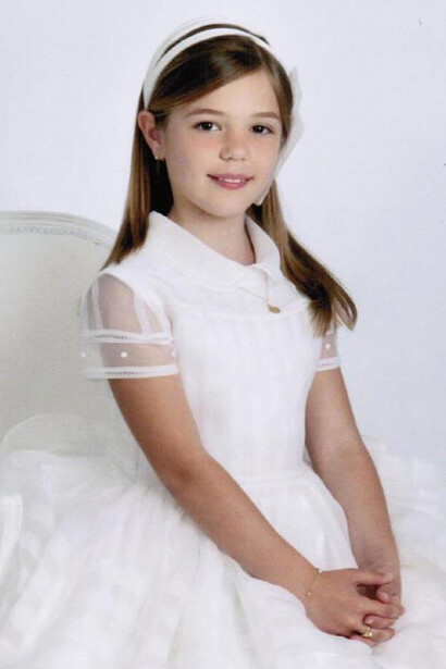 Niña vestida para su primera comunión